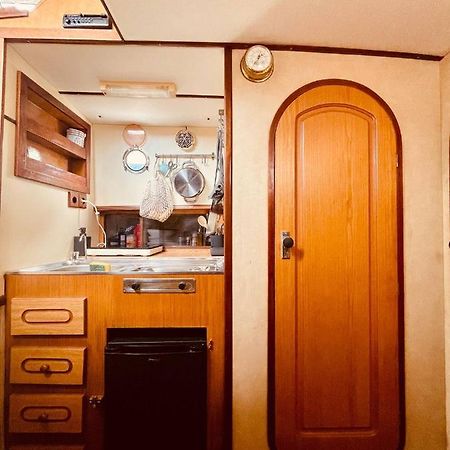 Stylish 80'S Fishing Boat Hotel Sant Adria de Besos Ngoại thất bức ảnh