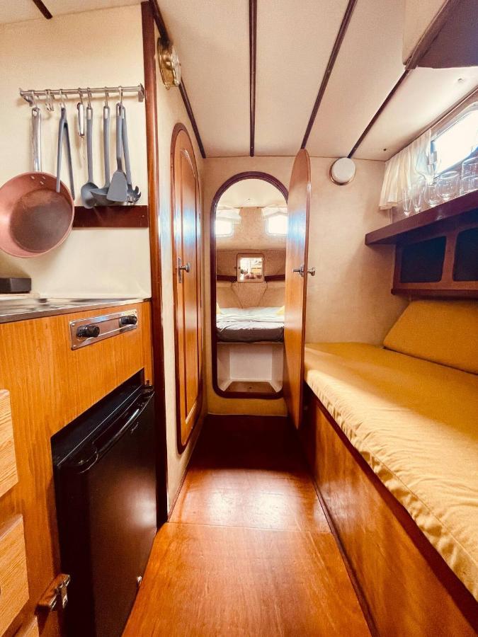 Stylish 80'S Fishing Boat Hotel Sant Adria de Besos Ngoại thất bức ảnh
