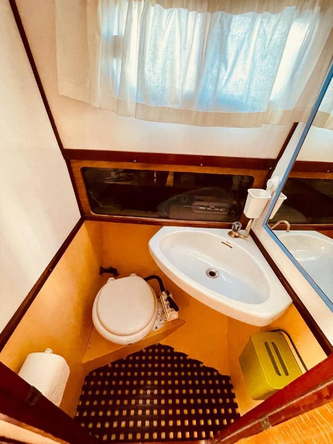 Stylish 80'S Fishing Boat Hotel Sant Adria de Besos Ngoại thất bức ảnh